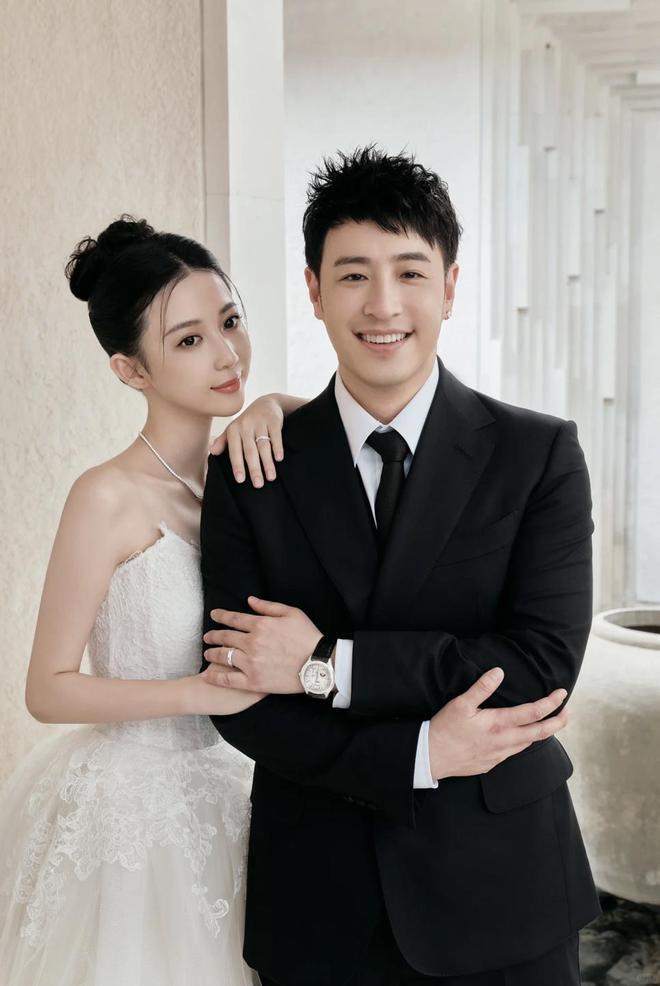 潘玮柏爱妻宣云晒婚礼高清照 换四套礼服尽显风情