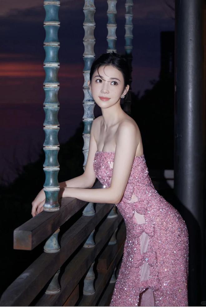 潘玮柏爱妻宣云晒婚礼高清照 换四套礼服尽显风情