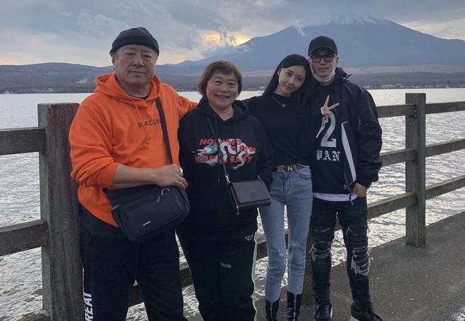 潘玮柏爱妻宣云晒婚礼高清照 换四套礼服尽显风情