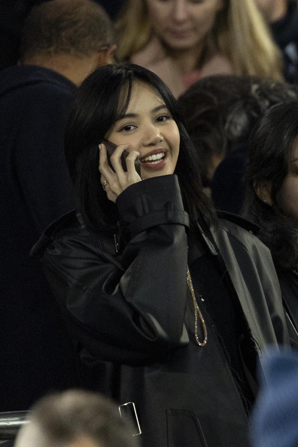 Lisa现身巴黎观看足球赛 兴奋激动为球员欢呼