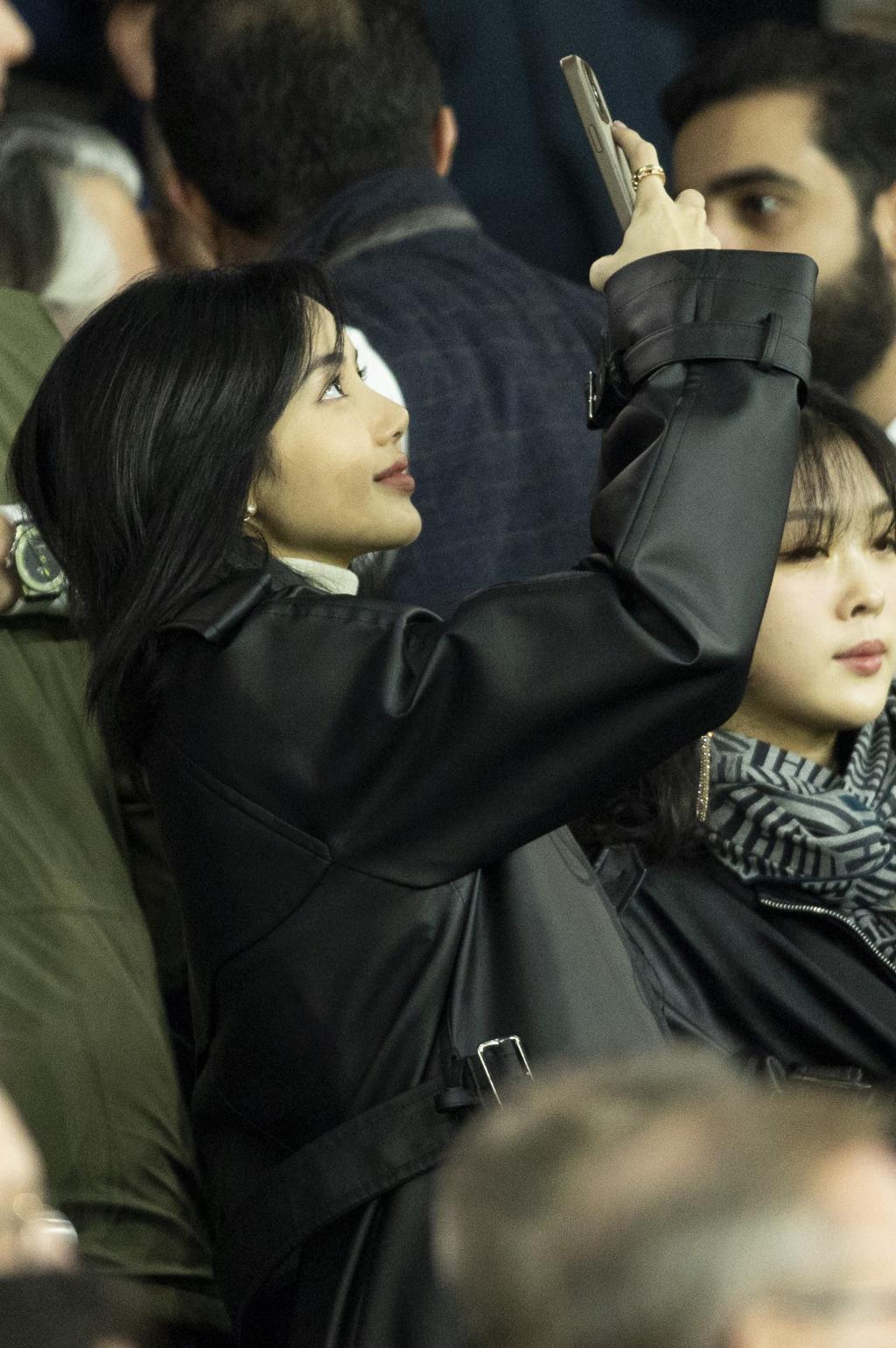 Lisa现身巴黎观看足球赛 兴奋激动为球员欢呼