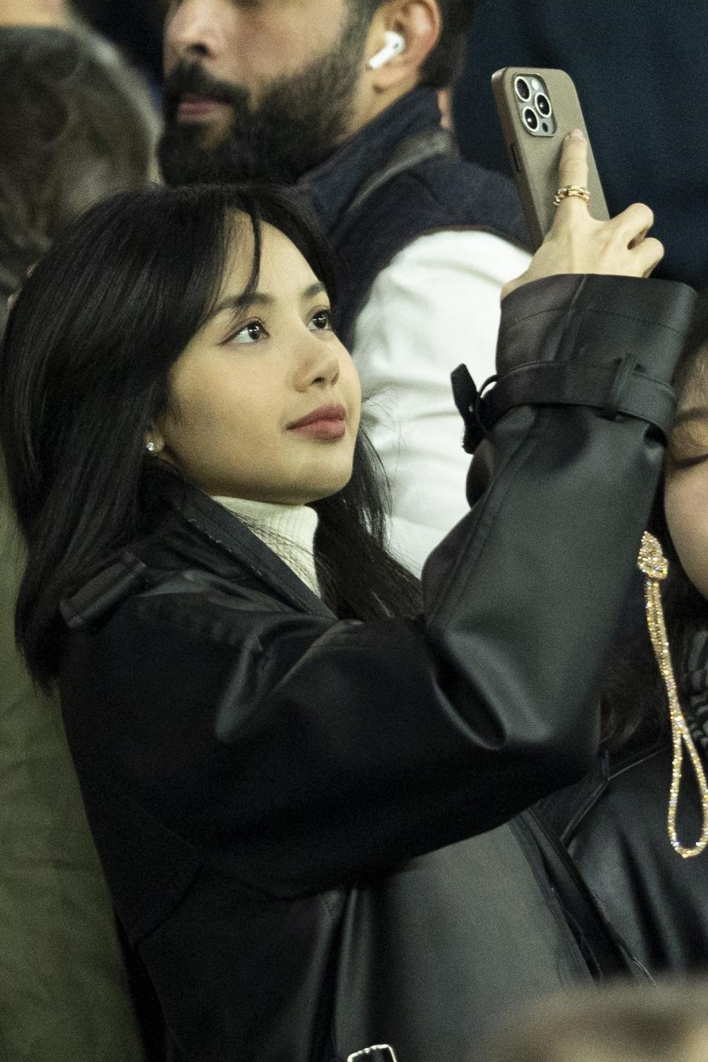 Lisa现身巴黎观看足球赛 兴奋激动为球员欢呼