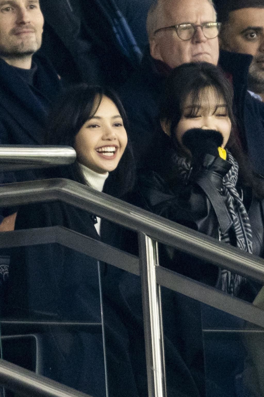 Lisa现身巴黎观看足球赛 兴奋激动为球员欢呼