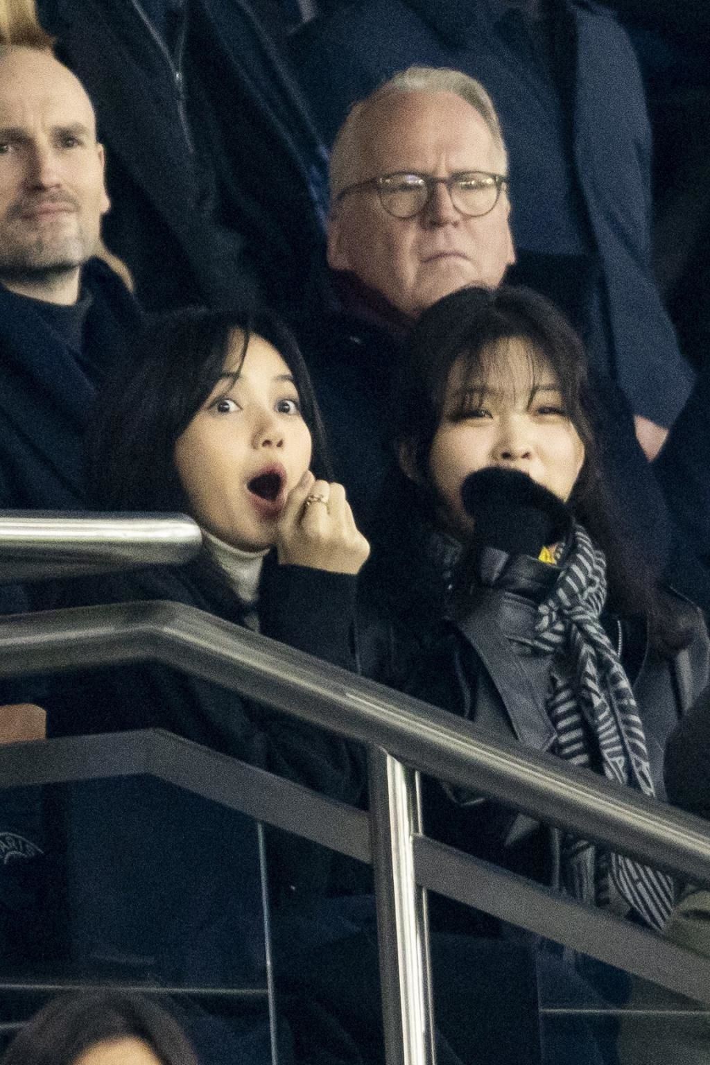 Lisa现身巴黎观看足球赛 兴奋激动为球员欢呼