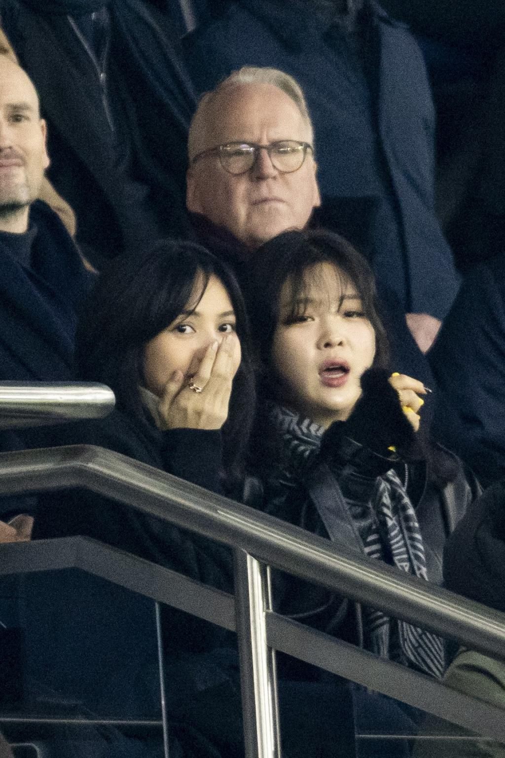 Lisa现身巴黎观看足球赛 兴奋激动为球员欢呼