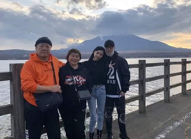 潘玮柏晒婚礼照承认补办婚礼 宣云穿50万婚纱出嫁