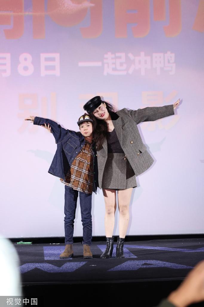 霍思燕带嗯哼出席活动 与儿子合影温馨有爱