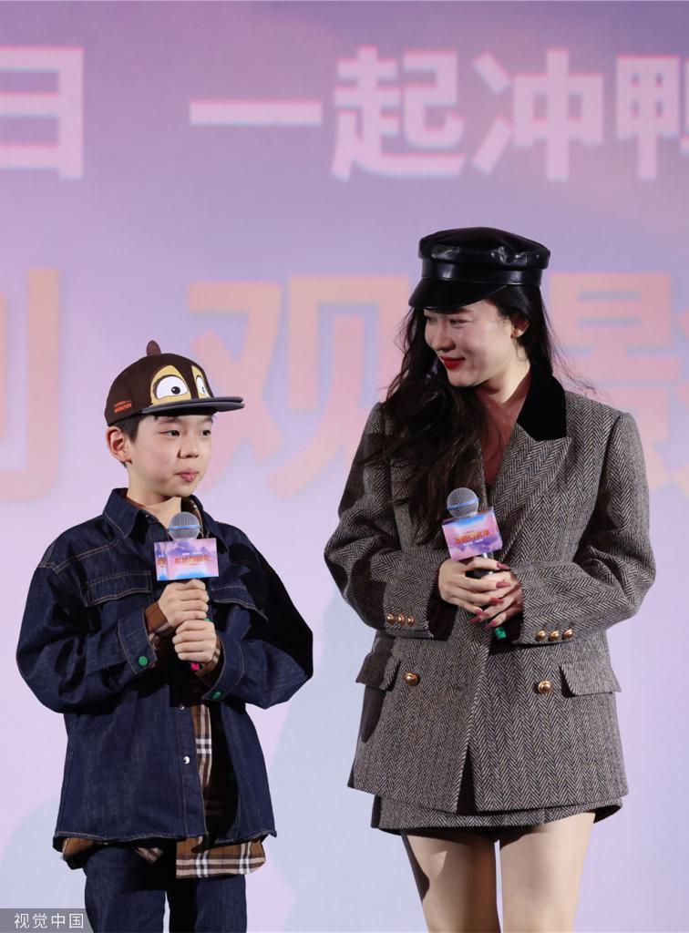 霍思燕带嗯哼出席活动 与儿子合影温馨有爱