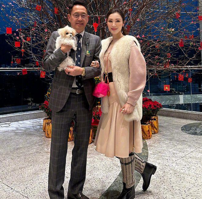 李嘉欣穿西服套装好酷飒 与丈夫许晋亨甜蜜合影