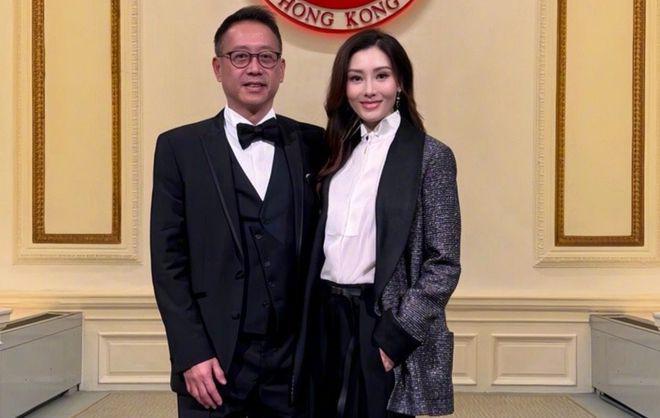 李嘉欣穿西服套装好酷飒 与丈夫许晋亨甜蜜合影