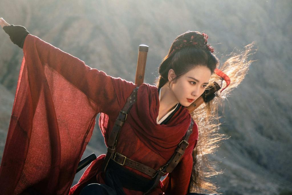 刘诗诗穿红衣秒变侠女 眼神霸气酷飒有型