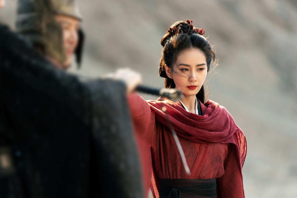 刘诗诗穿红衣秒变侠女 眼神霸气酷飒有型