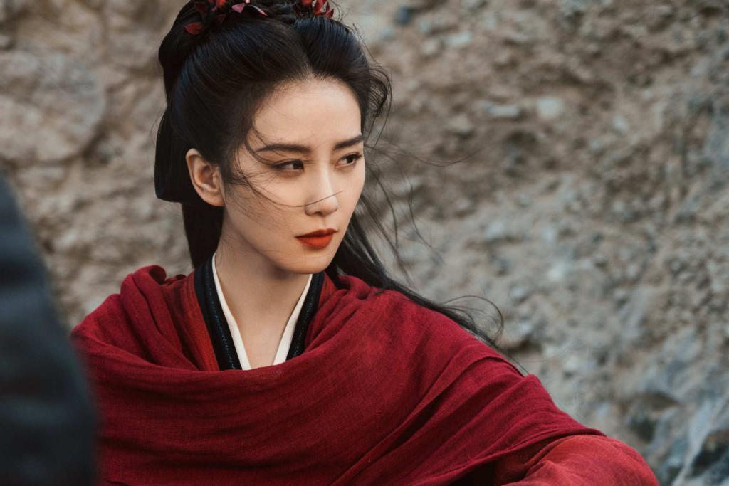 刘诗诗穿红衣秒变侠女 眼神霸气酷飒有型