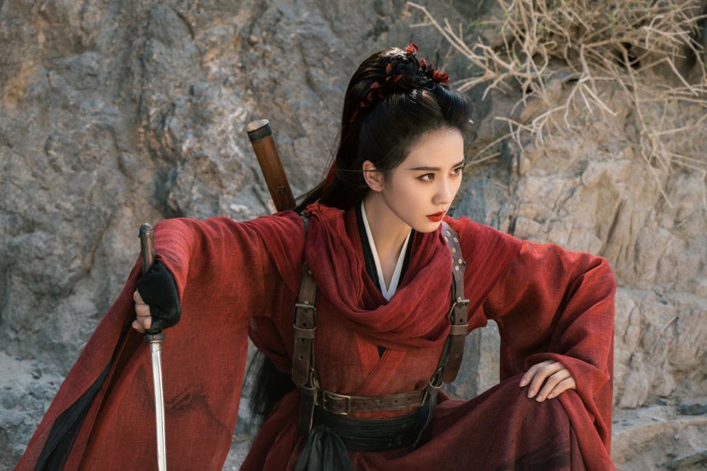 刘诗诗穿红衣秒变侠女 眼神霸气酷飒有型