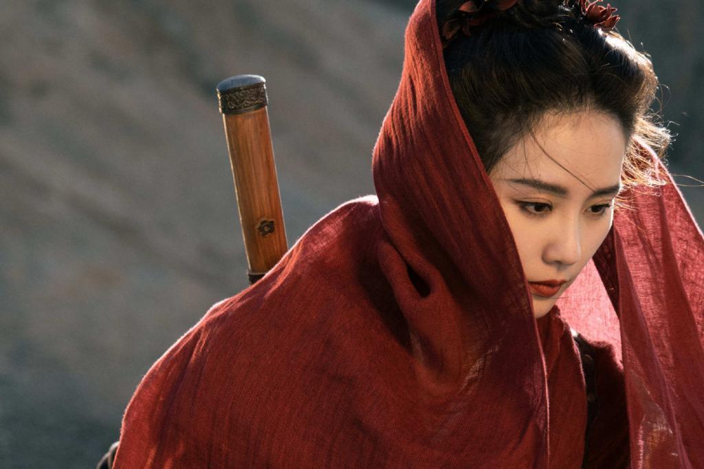 刘诗诗穿红衣秒变侠女 眼神霸气酷飒有型