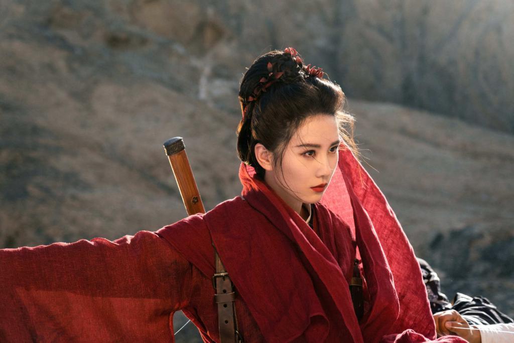 刘诗诗穿红衣秒变侠女 眼神霸气酷飒有型