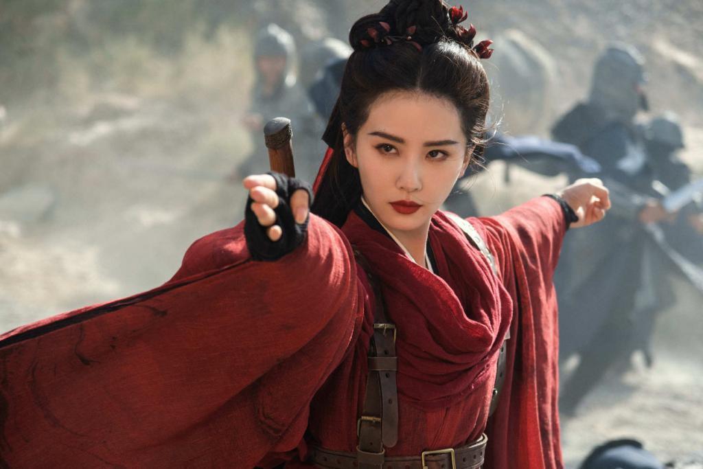 刘诗诗穿红衣秒变侠女 眼神霸气酷飒有型