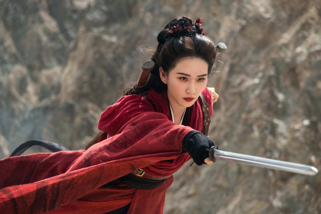 刘诗诗穿红衣秒变侠女 眼神霸气酷飒有型