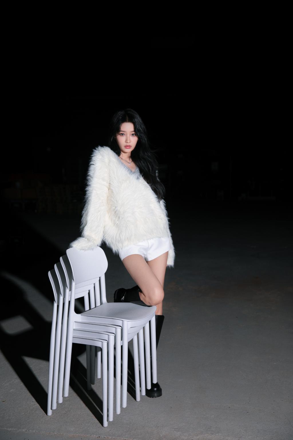 孙怡穿白衣大秀美腿 卷发造型妩媚撩人