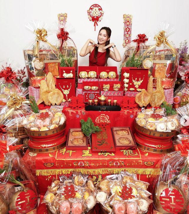 马国明汤洛雯过大礼，出手阔气多套金器估价百万