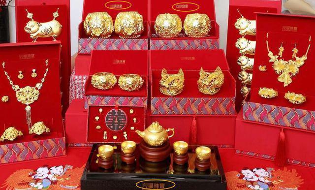 马国明汤洛雯过大礼，出手阔气多套金器估价百万