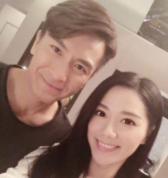 马国明汤洛雯过大礼，出手阔气多套金器估价百万