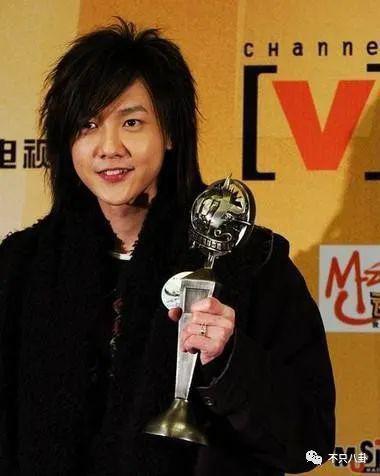 又一男明星与经纪人修成正果？他俩也算分分合合最终回到起点吧