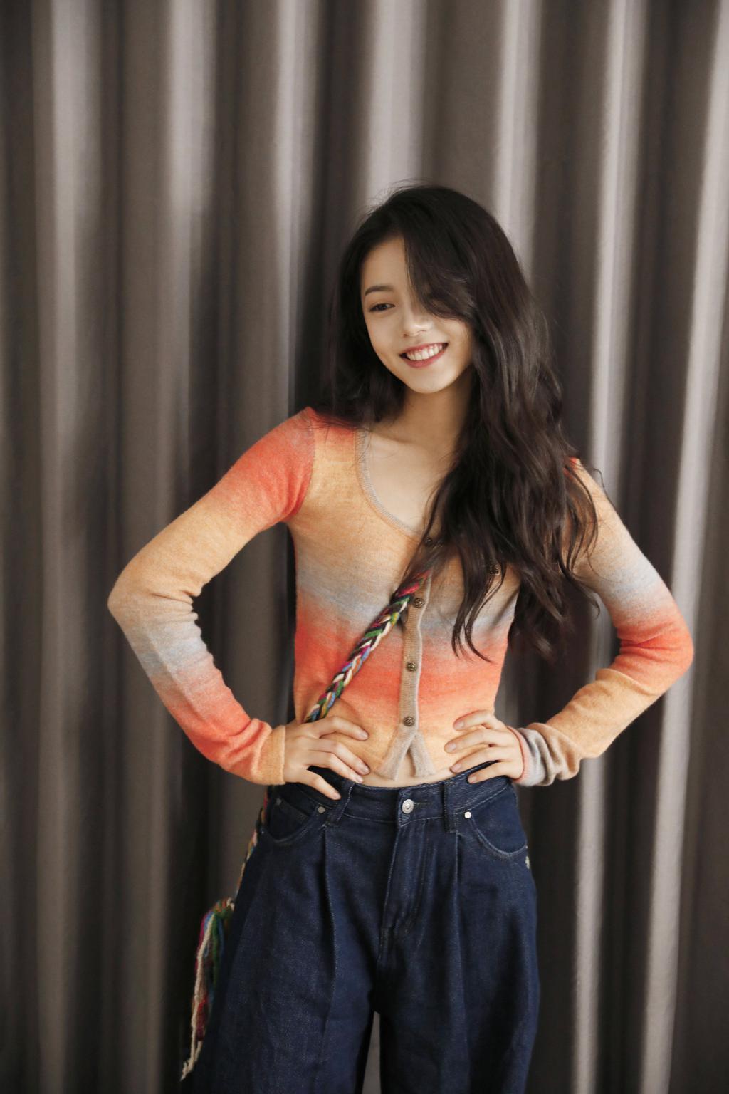 赵今麦穿彩色针织衫露蛮腰 笑容甜美又温暖