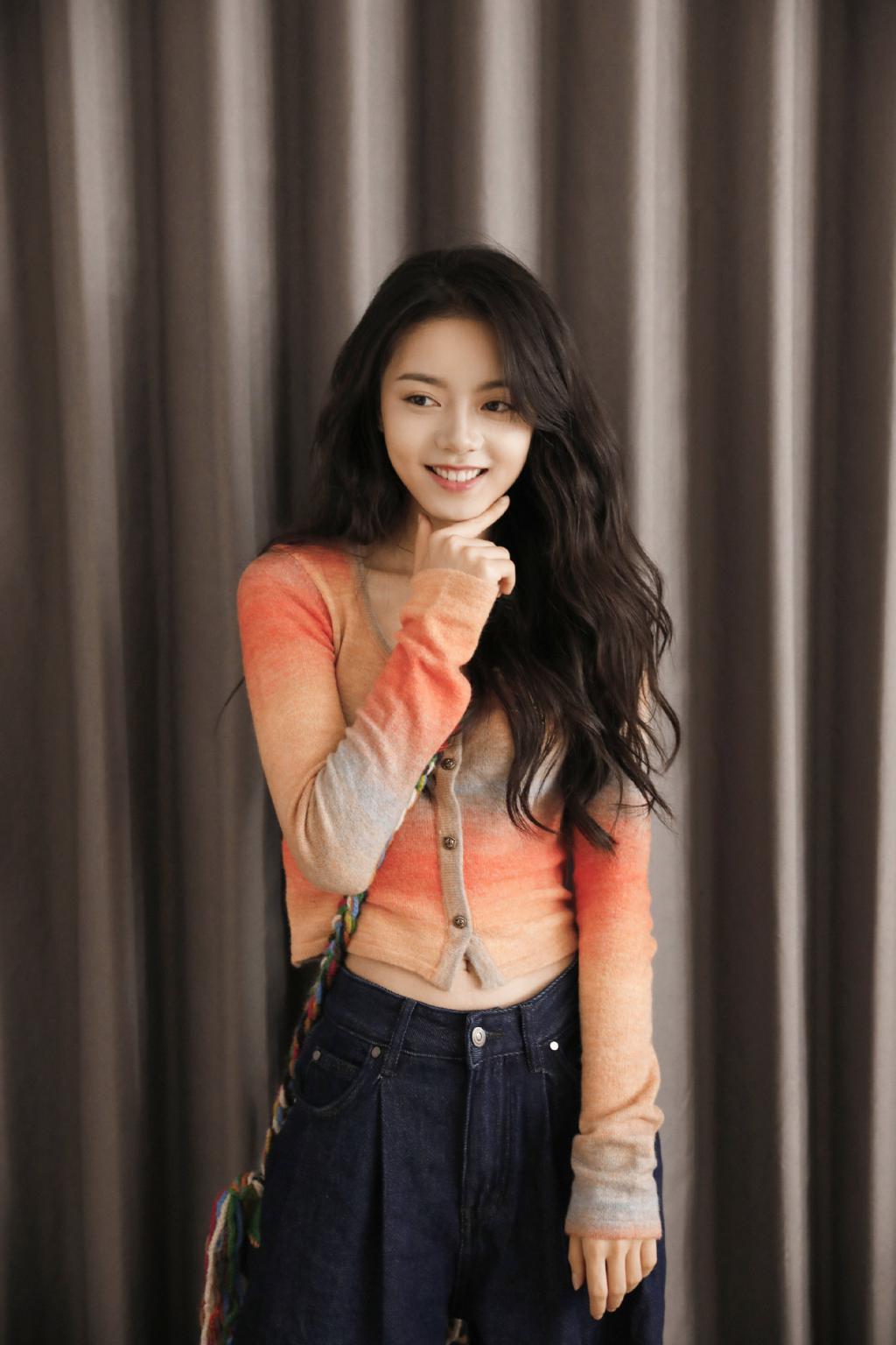 赵今麦穿彩色针织衫露蛮腰 笑容甜美又温暖