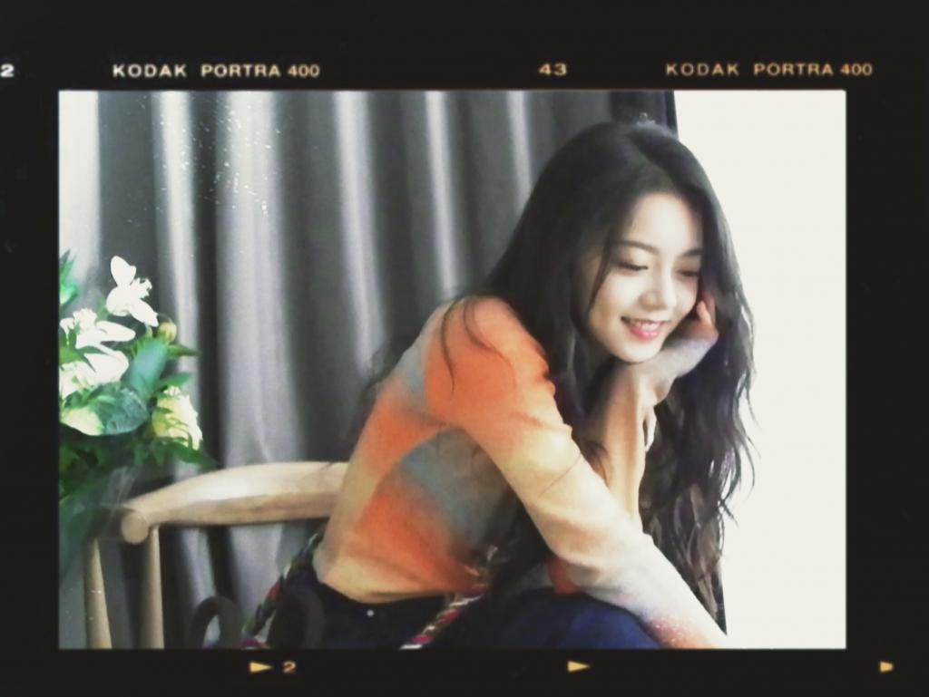 赵今麦穿彩色针织衫露蛮腰 笑容甜美又温暖