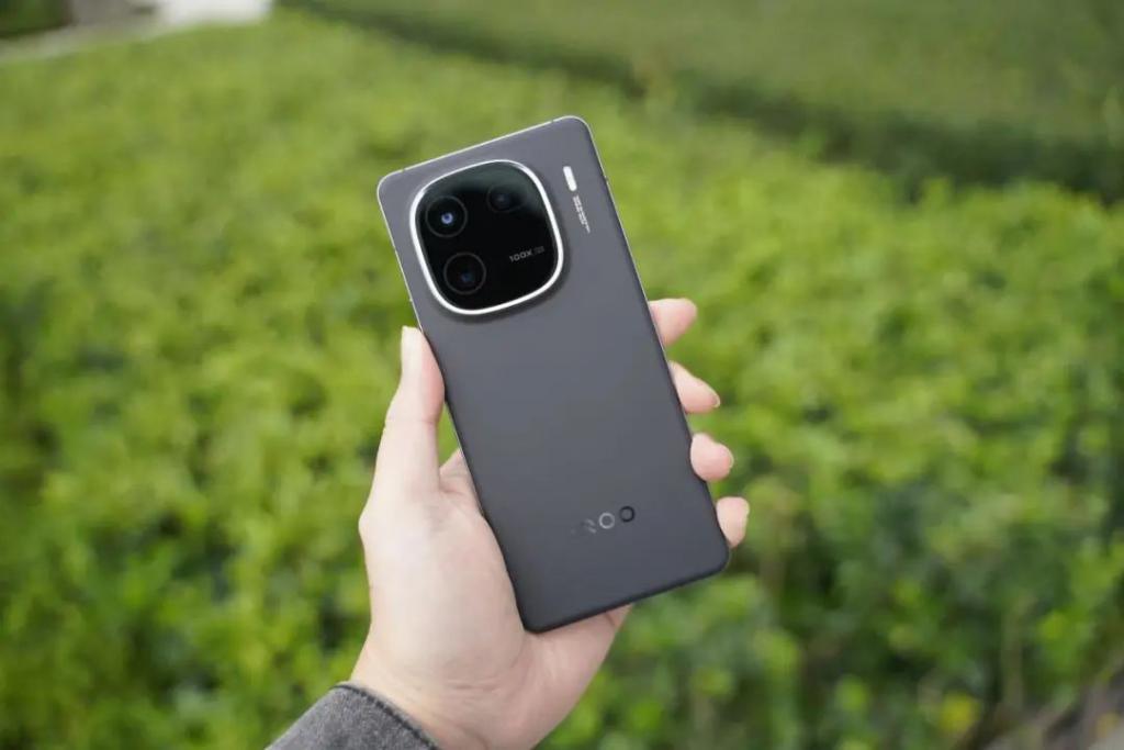 iQOO 12：影像史诗级进化，一款更精致的性能旗舰