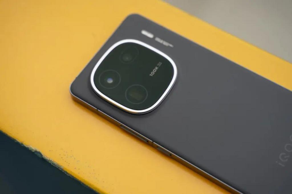 iQOO 12：影像史诗级进化，一款更精致的性能旗舰