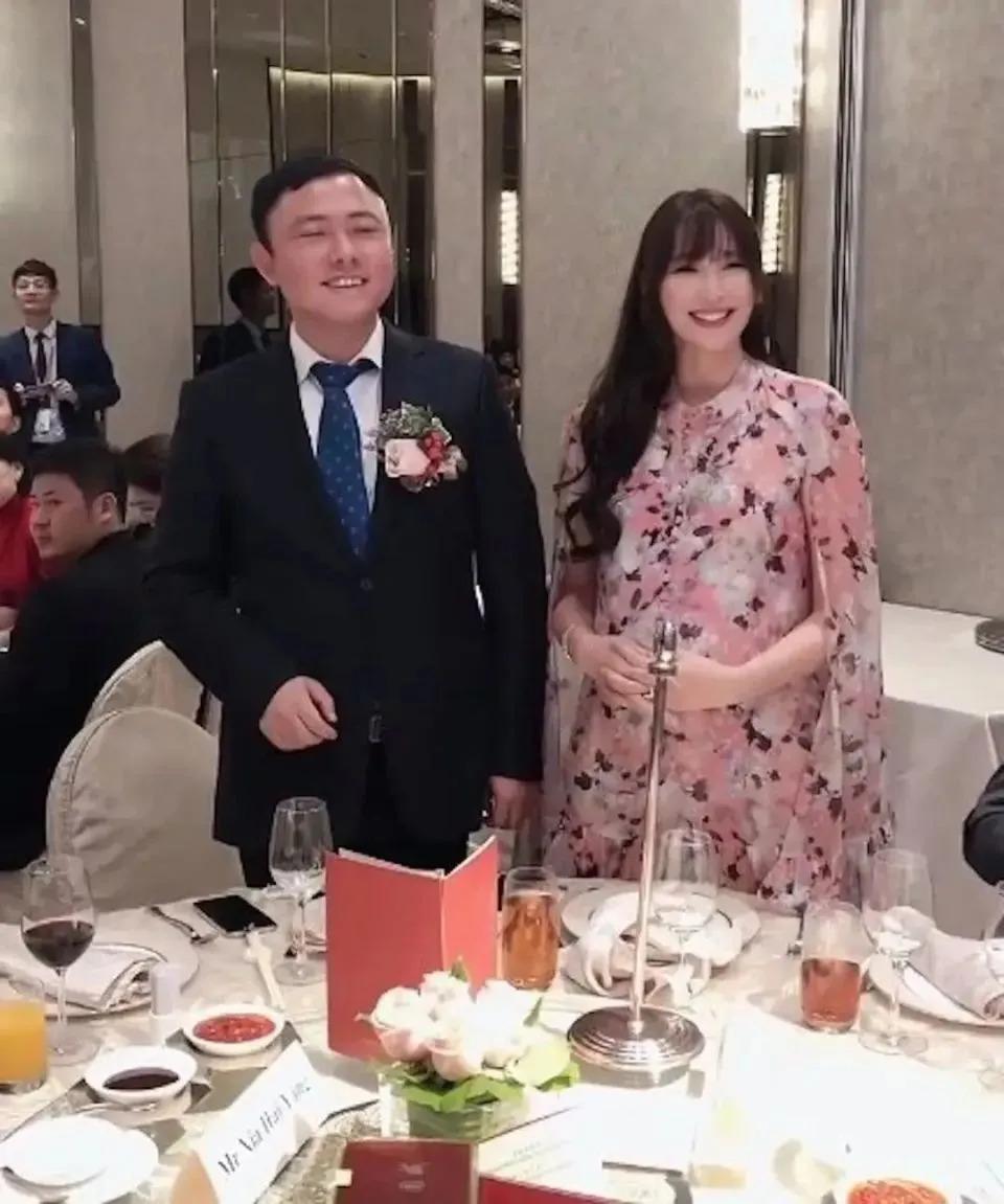曾是台湾第一芭比，没名没份七年四胎，终留不住这“泼天的富贵”