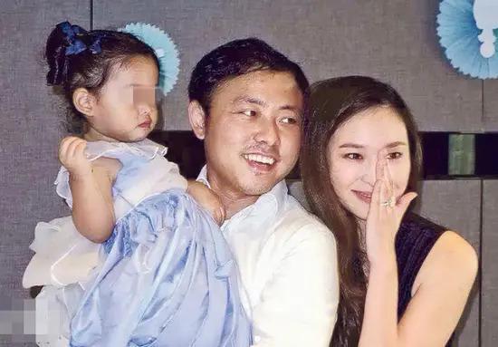 曾是台湾第一芭比，没名没份七年四胎，终留不住这“泼天的富贵”