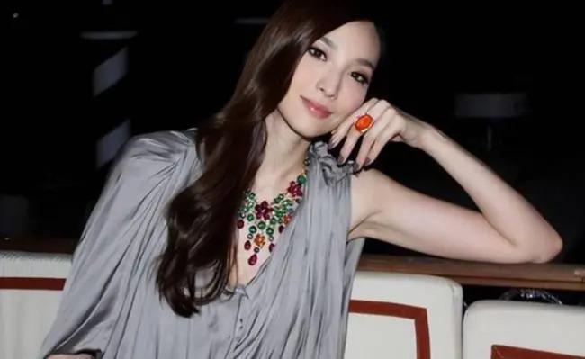 曾是台湾第一芭比，没名没份七年四胎，终留不住这“泼天的富贵”