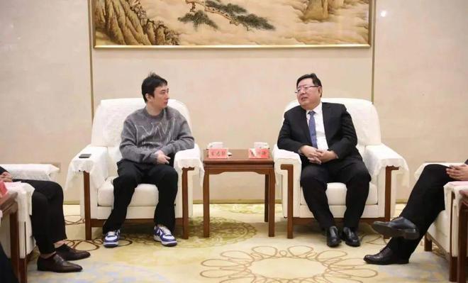 王思聪“上班”，王健林“闯关”