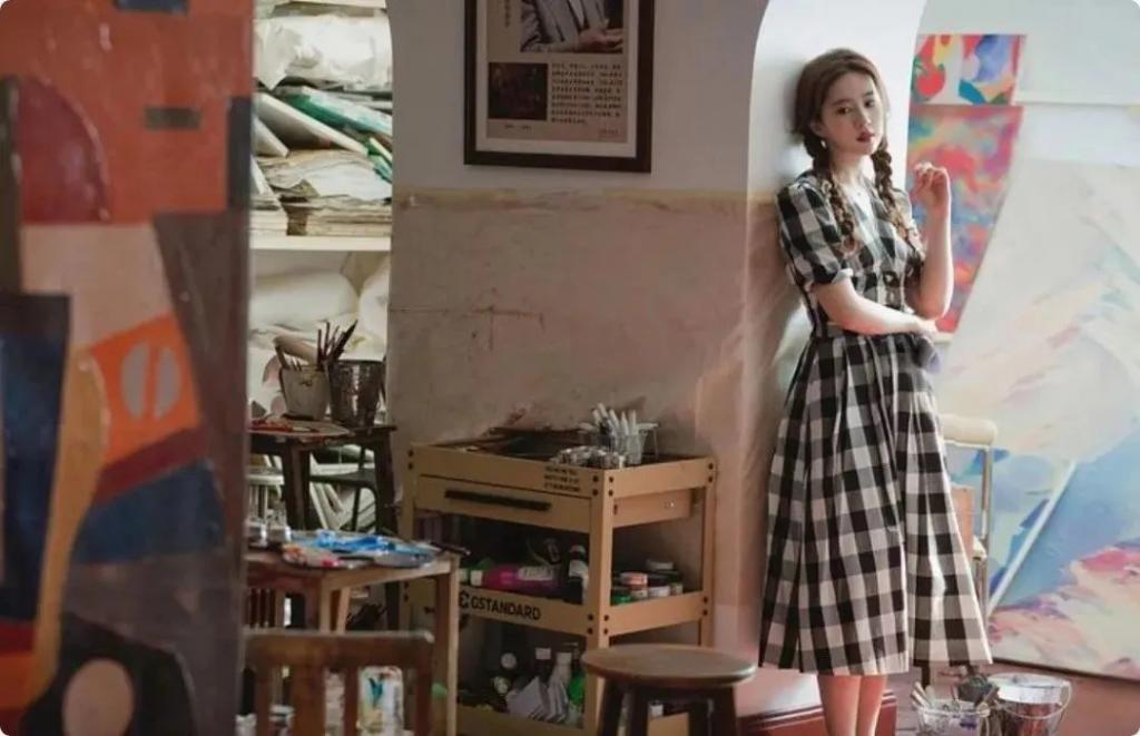 刘亦菲拍吻戏太欲了，被男演员按在墙上亲，网友：这谁顶得住