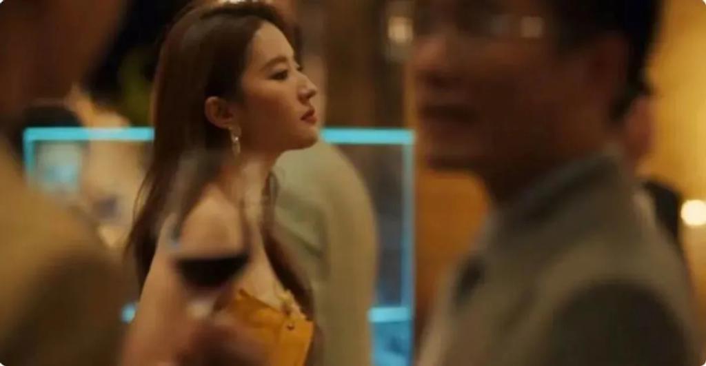 刘亦菲拍吻戏太欲了，被男演员按在墙上亲，网友：这谁顶得住
