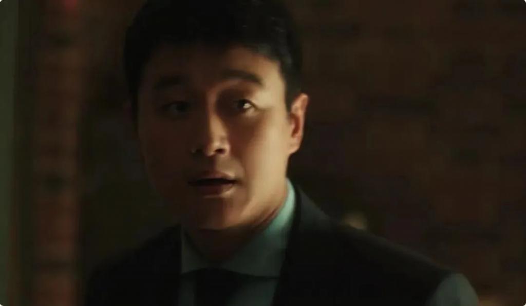 刘亦菲拍吻戏太欲了，被男演员按在墙上亲，网友：这谁顶得住