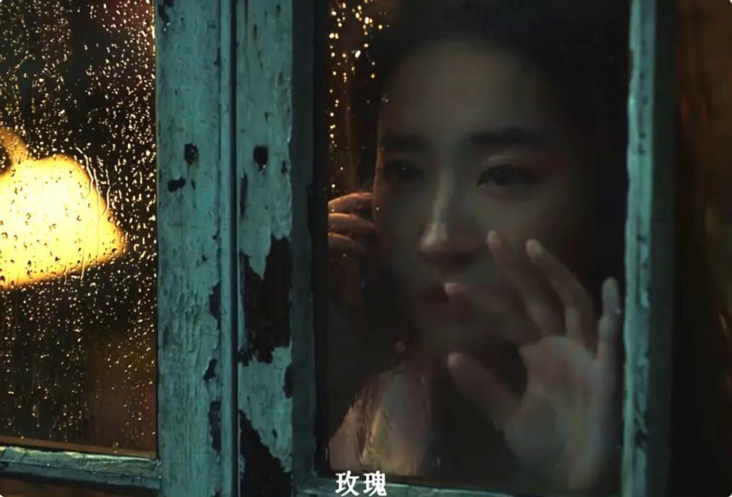刘亦菲拍吻戏太欲了，被男演员按在墙上亲，网友：这谁顶得住