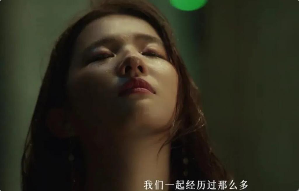 刘亦菲拍吻戏太欲了，被男演员按在墙上亲，网友：这谁顶得住