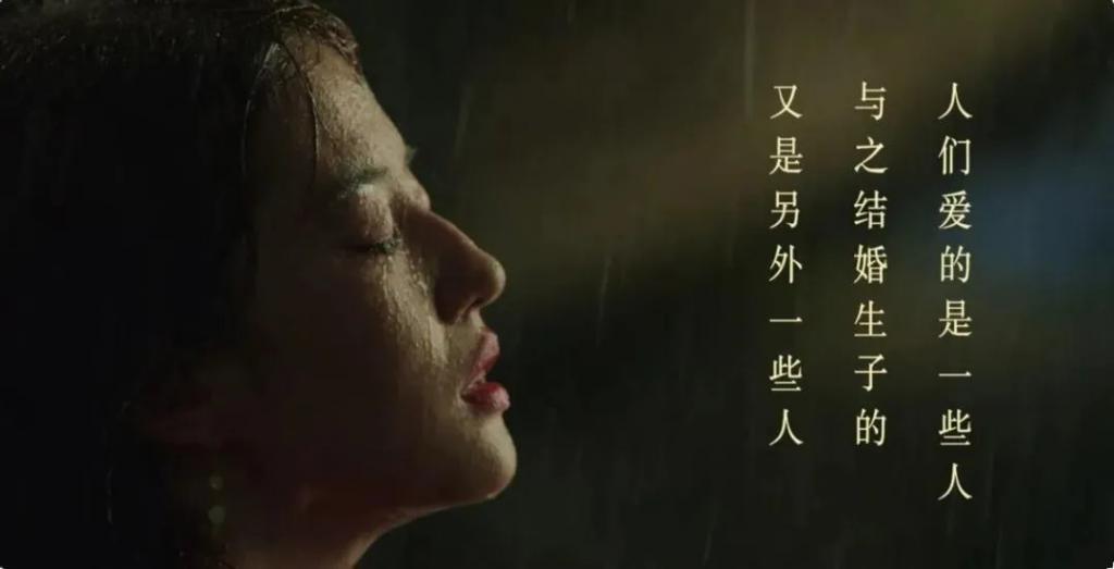 刘亦菲拍吻戏太欲了，被男演员按在墙上亲，网友：这谁顶得住
