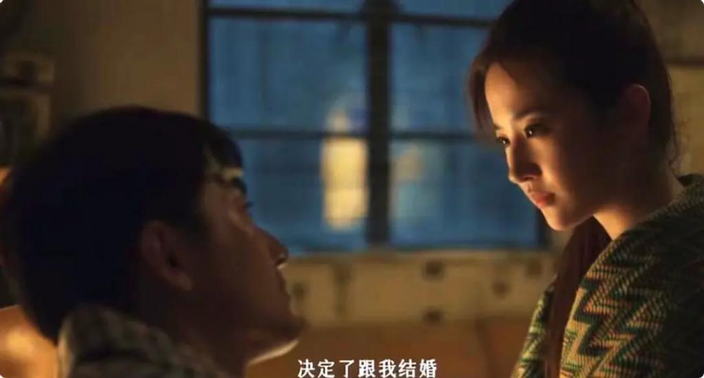 刘亦菲拍吻戏太欲了，被男演员按在墙上亲，网友：这谁顶得住