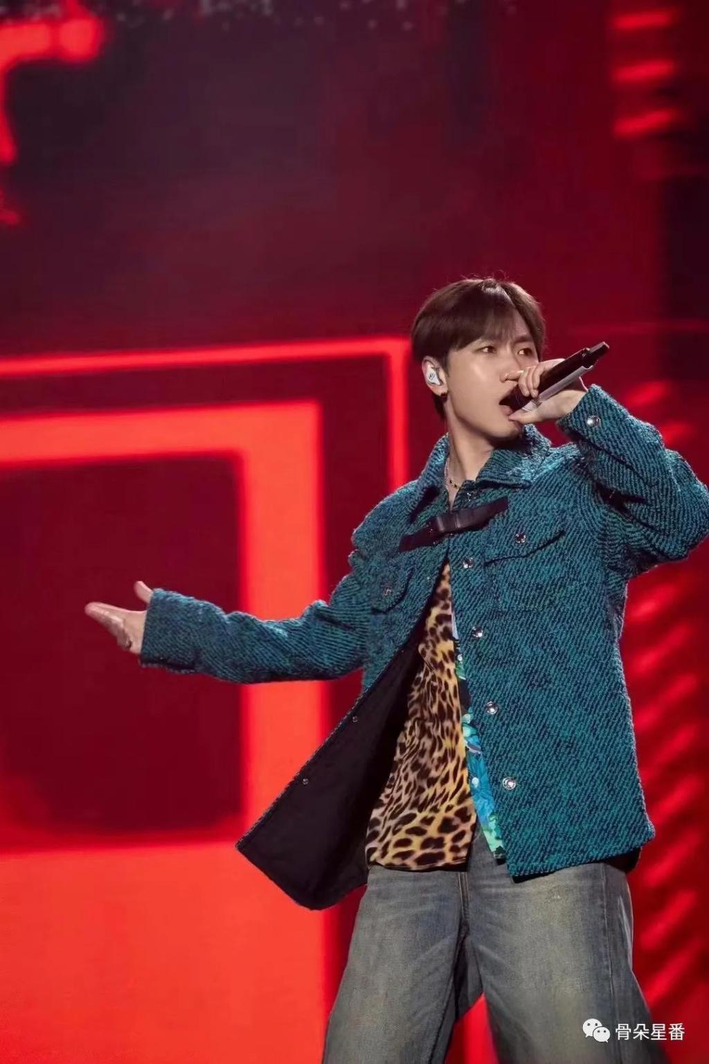 小杨哥演唱会：网红“升级”，明星“降咖”？