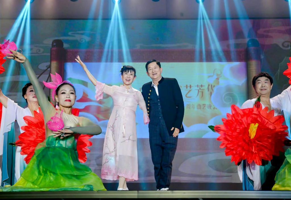 谢娜父亲从艺50年，携妻子登台演出尽显恩爱，力赞女婿