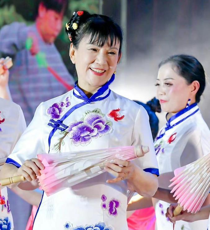 谢娜父亲从艺50年，携妻子登台演出尽显恩爱，力赞女婿