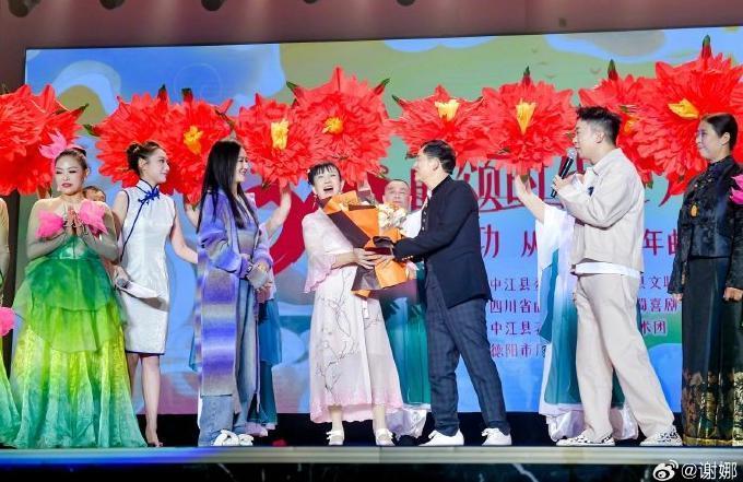 谢娜父亲从艺50年，携妻子登台演出尽显恩爱，力赞女婿