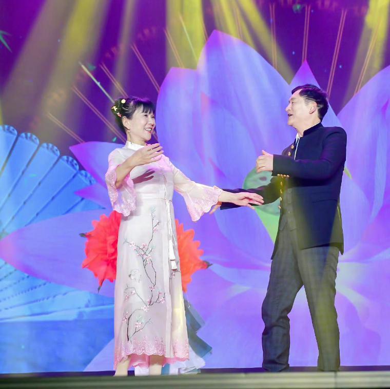 谢娜父亲从艺50年，携妻子登台演出尽显恩爱，力赞女婿