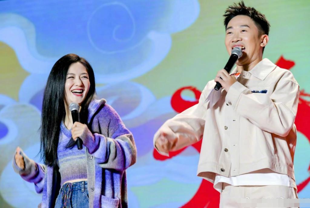 谢娜父亲从艺50年，携妻子登台演出尽显恩爱，力赞女婿