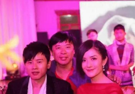 谢娜父亲从艺50年，携妻子登台演出尽显恩爱，力赞女婿